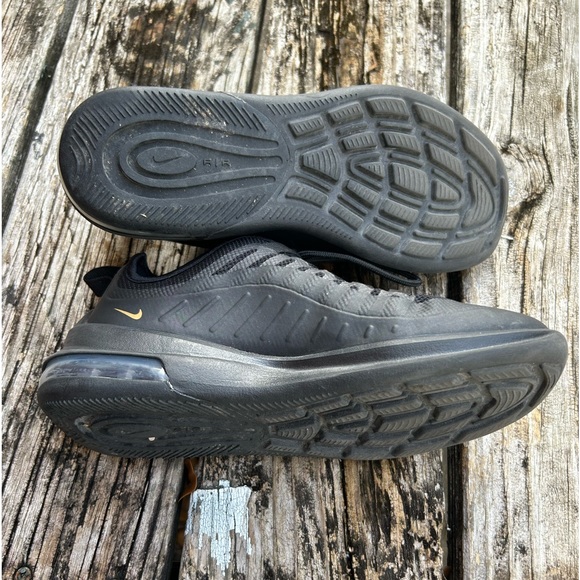 Nike Air Max Axis Women’s Black & Metallic Gold Running Athletic Shoes Size 6.5 - Picture 6 of 8